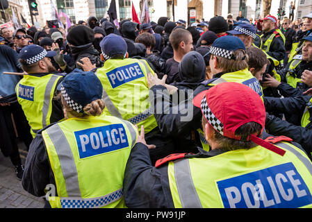 London, Großbritannien. 13. Oktober 2018. Demonstration gegen die DFLA. Eine Koalition von Gruppen marschierten in London auf der rechten Demokratischen Fußball Jungs Alliance (DFLA) widersetzen. Die DFLA waren auch marschieren auf dem gleichen Tag. Es war eine umfangreiche polizeiliche Präsenz. Credit: Stephen Bell/Alamy Leben Nachrichten. Stockfoto