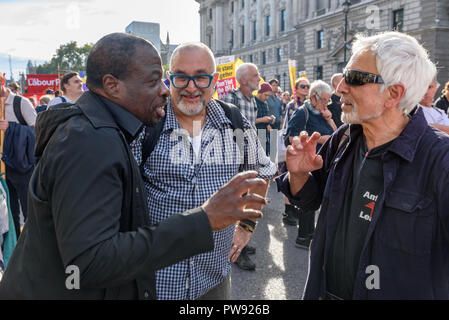 London, Großbritannien. 13. Oktober 2018. Weyman Bennett, David Rosenberg und Glyn Books unterhalten sich in der Menge auf der Kundgebung in London Rassismus und Faschismus zu schließen, in dem die rassistische, Islamfeindlichkeit DFLA beendeten ihre März auf Whitehall aus verschiedenen Gruppen in Solidarität mit den Gemeinschaften die DFLA Angriffe zu widersetzen. Die Veranstaltung wurde von bis zu Rassismus und Vereinen gegen den Faschismus Stand organisiert. Peter Marshall / alamy Leben Nachrichten Stockfoto