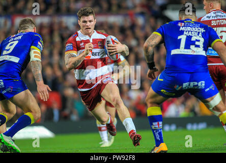 Manchester, Großbritannien. 13. Oktober 2018, Old Trafford, Manchester, England; Betfred Super League Grand Final, Wigan Warriors v Warrington Wölfe; John Bateman von Wigan Krieger auf der Suche nach einer Lücke in der wigan Verteidigung Craig Milner/News Bilder Credit: Aktuelles Bilder/Alamy leben Nachrichten Stockfoto