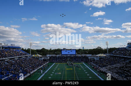 Annapolis, MD, USA. 13 Okt, 2018. Bildung von vier F/A-18 Super Hornet fliegen über Navy Marine Corps Memorial Stadium, bevor ein NCAA Football Spiel zwischen der United States Naval Academy und der Tempel Eulen bei Navy-Marine Corp Memorial Stadium in Annapolis, MD. Justin Cooper/CSM/Alamy leben Nachrichten Stockfoto