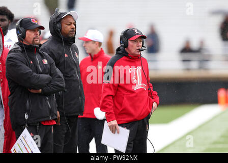 Alumni Stadium. 13 Okt, 2018. MA, USA; Louisville Cardinals Head Coach Bobby Petrino während der NCAA Football Spiel zwischen Louisville Kardinäle und Boston College Eagles unter Alumni Stadium. Boston College gewann 38-20. Anthony Nesmith/CSM/Alamy leben Nachrichten Stockfoto