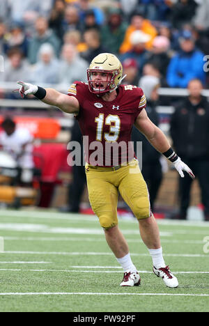 Alumni Stadium. 13 Okt, 2018. MA, USA; Boston College Eagles linebacker Connor Strachan (13) reagiert während der NCAA Football Spiel zwischen Louisville Kardinäle und Boston College Eagles unter Alumni Stadium. Boston College gewann 38-20. Anthony Nesmith/CSM/Alamy leben Nachrichten Stockfoto