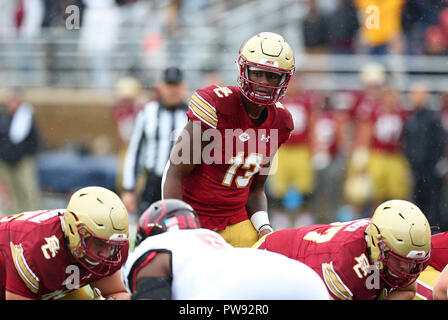 Alumni Stadium. 13 Okt, 2018. MA, USA; Boston College Eagles quarterback Anthony Brown (13), die in Aktion während der NCAA Football Spiel zwischen Louisville Kardinäle und Boston College Eagles unter Alumni Stadium. Boston College gewann 38-20. Anthony Nesmith/CSM/Alamy leben Nachrichten Stockfoto