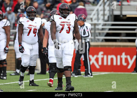 Alumni Stadium. 13 Okt, 2018. MA, USA; Louisville Kardinäle Offensive Lineman Mekhi Becton (73) während der NCAA Football Spiel zwischen Louisville Kardinäle und Boston College Eagles unter Alumni Stadium. Boston College gewann 38-20. Anthony Nesmith/CSM/Alamy leben Nachrichten Stockfoto