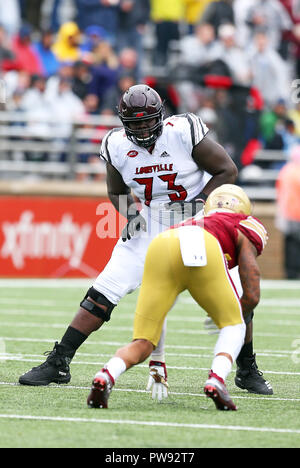 Alumni Stadium. 13 Okt, 2018. MA, USA; Louisville Kardinäle Offensive Lineman Mekhi Becton (73), die in Aktion während der NCAA Football Spiel zwischen Louisville Kardinäle und Boston College Eagles unter Alumni Stadium. Boston College gewann 38-20. Anthony Nesmith/CSM/Alamy leben Nachrichten Stockfoto