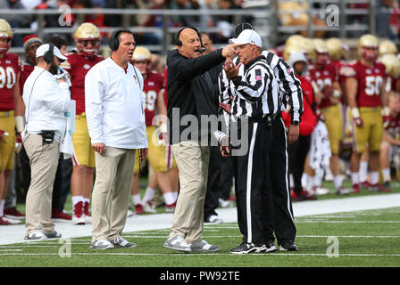 Alumni Stadium. 13 Okt, 2018. MA, USA; Boston College Eagles Head Coach Steve Addazio reagiert während der NCAA Football Spiel zwischen Louisville Kardinäle und Boston College Eagles unter Alumni Stadium. Boston College gewann 38-20. Anthony Nesmith/CSM/Alamy leben Nachrichten Stockfoto