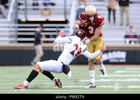 Alumni Stadium. 13 Okt, 2018. MA, USA; Boston College Eagles wide receiver Michael Walker (3) und Louisville Kardinäle Börsenspekulant Maurer König (28), die in Aktion während der NCAA Football Spiel zwischen Louisville Kardinäle und Boston College Eagles unter Alumni Stadium. Boston College gewann 38-20. Anthony Nesmith/CSM/Alamy leben Nachrichten Stockfoto