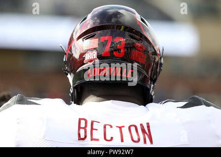 Alumni Stadium. 13 Okt, 2018. MA, USA; Louisville Kardinäle Offensive Lineman Mekhi Becton (73) während der NCAA Football Spiel zwischen Louisville Kardinäle und Boston College Eagles unter Alumni Stadium. Boston College gewann 38-20. Anthony Nesmith/CSM/Alamy leben Nachrichten Stockfoto