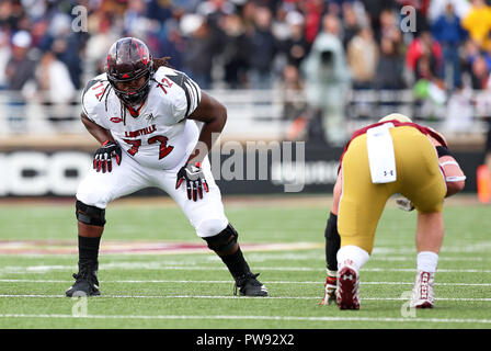 Alumni Stadium. 13 Okt, 2018. MA, USA; Louisville Kardinäle Offensive Lineman Lukayus McNeil (72), die in Aktion während der NCAA Football Spiel zwischen Louisville Kardinäle und Boston College Eagles unter Alumni Stadium. Boston College gewann 38-20. Anthony Nesmith/CSM/Alamy leben Nachrichten Stockfoto