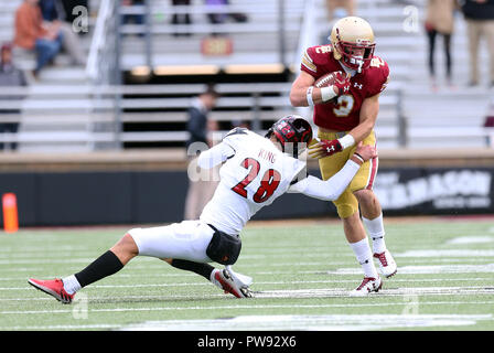 Alumni Stadium. 13 Okt, 2018. MA, USA; Boston College Eagles wide receiver Michael Walker (3) und Louisville Kardinäle Börsenspekulant Maurer König (28), die in Aktion während der NCAA Football Spiel zwischen Louisville Kardinäle und Boston College Eagles unter Alumni Stadium. Boston College gewann 38-20. Anthony Nesmith/CSM/Alamy leben Nachrichten Stockfoto