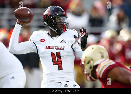 Alumni Stadium. 13 Okt, 2018. MA, USA; Louisville Cardinals quarterback Jawon Pass (4) bereitet die Kugel während der NCAA Football Spiel zwischen Louisville Kardinäle und Boston College Eagles unter Alumni Stadium zu werfen. Boston College gewann 38-20. Anthony Nesmith/CSM/Alamy leben Nachrichten Stockfoto