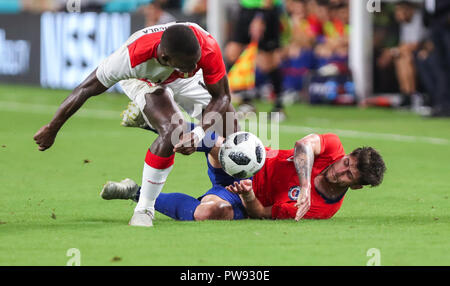 Miami Gardens, Florida, USA. 12 Okt, 2018. Peru defender LUIS ADVINCULA (17) fällt um Chile, ANGELO SAGAL (18) Während eines internationalen Freundschaftsspiel zwischen Peru und Chile Fußball-Nationalmannschaften, im Hard Rock Stadion in Miami Gardens, Florida. Credit: Mario Houben/ZUMA Draht/Alamy leben Nachrichten Stockfoto