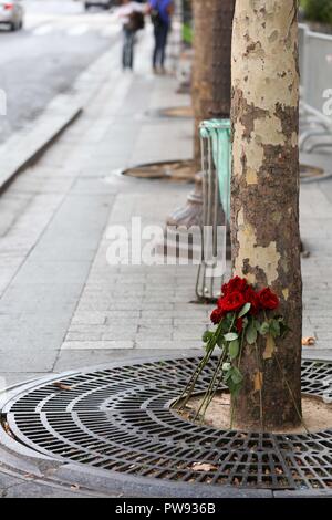 Paris, Frankreich. 13. Oktober 2018. Ein 3-jähriges Kind und seine Mutter wurden durch eine Baumaschine auf der Avenue des Champs-Elysées, Paris getroffen. Das Kind starb, war seine Mutter in absoluter Dringlichkeit hospitalisiert. Eine Untersuchung wegen Totschlags und unbeabsichtigte Verletzungen geöffnet wurde. Credit: Ania Freindorf/Alamy leben Nachrichten Stockfoto