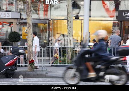 Paris, Frankreich. 13. Oktober 2018. Ein 3-jähriges Kind und seine Mutter wurden durch eine Baumaschine auf der Avenue des Champs-Elysées, Paris getroffen. Das Kind starb, war seine Mutter in absoluter Dringlichkeit hospitalisiert. Eine Untersuchung wegen Totschlags und unbeabsichtigte Verletzungen geöffnet wurde. Credit: Ania Freindorf/Alamy leben Nachrichten Stockfoto