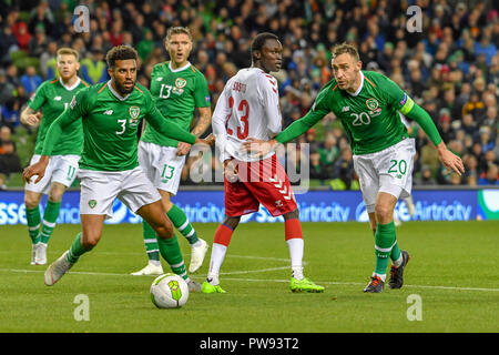 Dublin, Irland. 13 Okt, 2018. Cyrus Christie und Richard Keogh in Aktion während der Rep. von Irland vs Dänemark UEFA Nationen Liga Match im Aviva Stadium. Ergebnis 0-0 Credit: Ben Ryan/SOPA Images/ZUMA Draht/Alamy leben Nachrichten Stockfoto