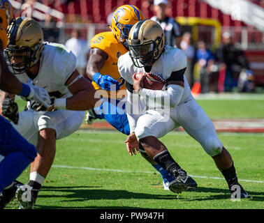 Santa Clara, Kalifornien, USA. 13 Okt, 2018. Armee schwarzen Ritter quarterback Kelvin Hopkins Jr. (8) kriecht, während einer NCAA Football Spiel zwischen der Armee schwarzen Ritter und der San Jose State Spartans bei Levi's Stadion in Santa Clara, Kalifornien. Valerie Shoaps/CSM/Alamy leben Nachrichten Stockfoto