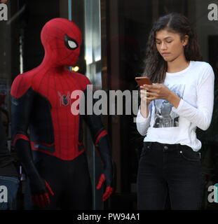 Oktober 12, 2018 Tom Holland, Zendaya filiming Spider-Man: Weit weg von zu Hause, Dreharbeiten in New York Oktober 12, 2018 Credit: RW/MediaPunch Credit: MediaPunch Inc/Alamy leben Nachrichten Stockfoto