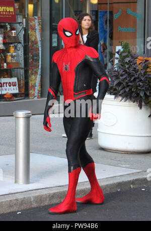 Oktober 12, 2018 Tom Holland, Zendaya filiming Spider-Man: Weit weg von zu Hause, Dreharbeiten in New York Oktober 12, 2018 Credit: RW/MediaPunch Credit: MediaPunch Inc/Alamy leben Nachrichten Stockfoto