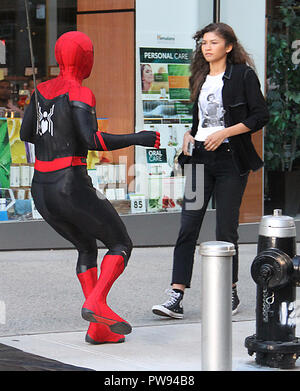 Oktober 12, 2018 Tom Holland, Zendaya filiming Spider-Man: Weit weg von zu Hause, Dreharbeiten in New York Oktober 12, 2018 Credit: RW/MediaPunch Credit: MediaPunch Inc/Alamy leben Nachrichten Stockfoto