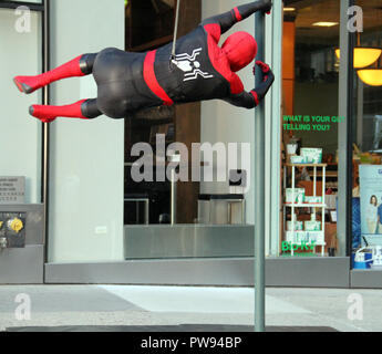 Oktober 12, 2018 Tom Holland, Zendaya filiming Spider-Man: Weit weg von zu Hause, Dreharbeiten in New York Oktober 12, 2018 Credit: RW/MediaPunch Credit: MediaPunch Inc/Alamy leben Nachrichten Stockfoto