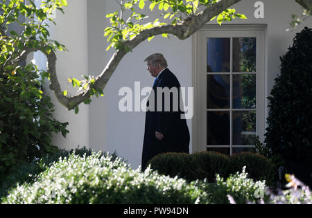 Us-Präsident Donald Trump verlässt das Oval Office vor dem Boarding Marine One im Weißen Haus, das am 13. Oktober 2018 in Washington, DC. Präsident Trumpf ist die Anreise nach Kentucky. Credit: Olivier Douliery/Pool über CNP/MediaPunch Stockfoto