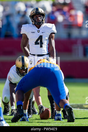 Santa Clara, Kalifornien, USA. 13 Okt, 2018. Armee schwarzen Ritter quarterback Cam Thomas (4) prüft die Anzeigetafel, während einer NCAA Football Spiel zwischen der Armee schwarzen Ritter und der San Jose State Spartans bei Levi's Stadion in Santa Clara, Kalifornien. Valerie Shoaps/CSM/Alamy leben Nachrichten Stockfoto