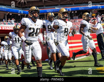 Santa Clara, Kalifornien, USA. 13 Okt, 2018. Die Armee schwarzen Ritter das Feld nehmen, bevor ein NCAA Football Spiel zwischen der Armee schwarzen Ritter und der San Jose State Spartans bei Levi's Stadion in Santa Clara, Kalifornien. Valerie Shoaps/CSM/Alamy leben Nachrichten Stockfoto