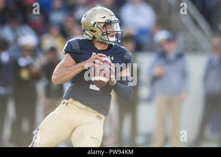 Annapolis, Maryland, USA. 13 Okt, 2018. Quarterback GARRET LEWIS (7) zurück, während das Spiel auf navy-marine Kulturpflanzen Memorial Stadium in Annapolis, Maryland, statt. Credit: Amy Sanderson/ZUMA Draht/Alamy leben Nachrichten Stockfoto