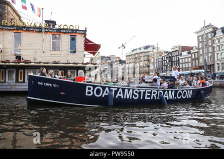 Den Haag, Niederlande. 13 Okt, 2018. Leute gehen, Besichtigungen von Schiff in Amsterdam, Niederlande, Okt. 13, 2018. Credit: Zheng Huansong/Xinhua/Alamy leben Nachrichten Stockfoto