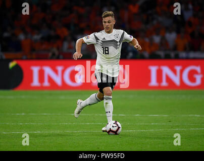 Amsterdam, Niederlande. 13 Okt, 2018. Fussball: Nationen Liga A, Gruppenphase, Gruppe 1 Spieltag 3: Niederlande - Deutschland in der Johan Cruyff Arena. Joshua Kimmich aus Deutschland führt den Ball. Credit: Ina Faßbender/dpa/Alamy leben Nachrichten Stockfoto