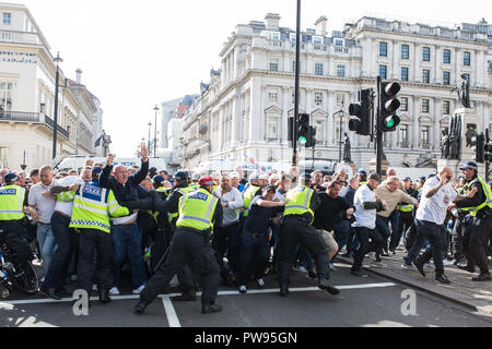 London, Großbritannien. 13. Oktober, 2018. Die Anhänger der rechtsextremen Demokratischen Fußball Jungs Alliance (DFLA) Bruch durch eine Polizeikette nach antifaschistischen Gruppen, darunter auch viele Frauen aus der Feministisch antifaschistischen Versammlung die Route der Demonstration durch London blockiert. Anti-rassistische Gruppen hielt auch eine Einheit Demonstration mit der DFLA Demonstration zusammenfällt. Credit: Mark Kerrison/Alamy leben Nachrichten Stockfoto