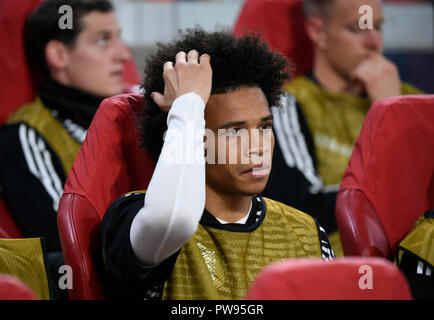 Amsterdam, Niederlande. 13 Okt, 2018. Fussball: Nationen Liga A, Gruppenphase, Gruppe 1 Spieltag 3: Niederlande - Deutschland in der Johan Cruyff Arena. Leroy Sane aus Deutschland ist auf der Bank sitzen. Credit: Ina Faßbender/dpa/Alamy leben Nachrichten Stockfoto