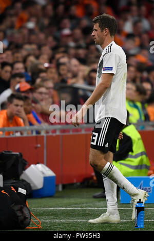 Amsterdam, Niederlande. 13 Okt, 2018. Fussball: Nationen Liga A, Gruppenphase, Gruppe 1 Spieltag 3: Niederlande - Deutschland in der Johan Cruyff Arena. Thomas Müller aus Deutschland verlässt das Feld nach seinem Substitution. (Re-crop) Credit: Ina Faßbender/dpa/Alamy leben Nachrichten Stockfoto