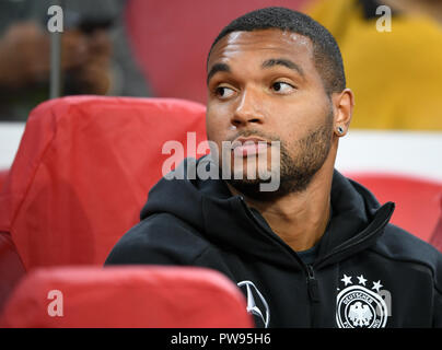 Amsterdam, Niederlande. 13 Okt, 2018. Fussball: Nationen Liga A, Gruppenphase, Gruppe 1 Spieltag 3: Niederlande - Deutschland in der Johan Cruyff Arena. Serge Gnabry aus Deutschland ist auf der Bank sitzen. Credit: Ina Faßbender/dpa/Alamy leben Nachrichten Stockfoto