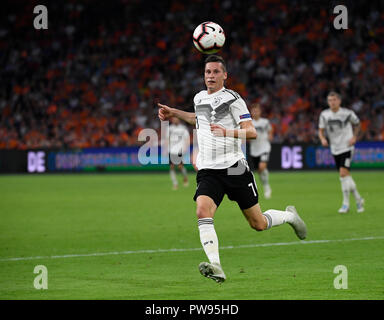 Amsterdam, Niederlande. 13 Okt, 2018. Fussball: Nationen Liga A, Gruppenphase, Gruppe 1 Spieltag 3: Niederlande - Deutschland in der Johan Cruyff Arena. Julian Draxler aus Deutschland, um sich eine Kugel. Credit: Ina Faßbender/dpa/Alamy leben Nachrichten Stockfoto