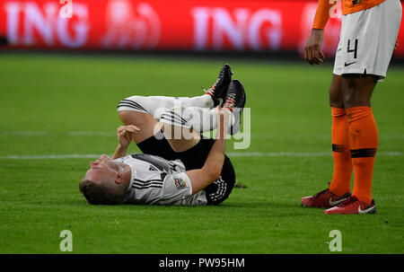 Amsterdam, Niederlande. 13 Okt, 2018. Fussball: Nationen Liga A, Gruppenphase, Gruppe 1 Spieltag 3: Niederlande - Deutschland in der Johan Cruyff Arena. Matthias Ginter aus Deutschland, der sich nach einem Foul verletzt. Credit: Ina Faßbender/dpa/Alamy leben Nachrichten Stockfoto