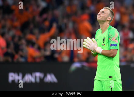 Amsterdam, Niederlande. 13 Okt, 2018. Fussball: Nationen Liga A, Gruppenphase, Gruppe 1 Spieltag 3: Niederlande - Deutschland in der Johan Cruyff Arena. Torhüter Jasper Cillessen aus den Niederlanden gestikulierte. Credit: Ina Faßbender/dpa/Alamy leben Nachrichten Stockfoto