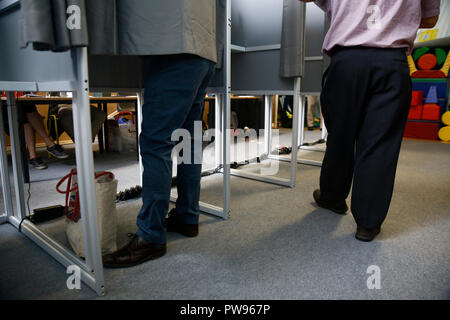 Brüssel, Belgien. 14. Oktober 2018. Die Wähler ihre Stimme abgegeben, in der Kommunalwahl im Wahllokal in Brüssel, Belgien, im Okt. 14, 2018. Alexandros Michailidis/Alamy Live News Credit: ALEXANDROS MICHAILIDIS/Alamy leben Nachrichten Stockfoto