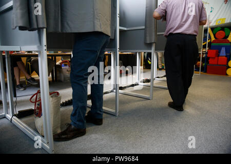 Brüssel, Belgien. 14. Oktober 2018. Die Wähler ihre Stimme abgegeben, in der Kommunalwahl im Wahllokal in Brüssel, Belgien, im Okt. 14, 2018. Alexandros Michailidis/Alamy Live News Credit: ALEXANDROS MICHAILIDIS/Alamy leben Nachrichten Stockfoto