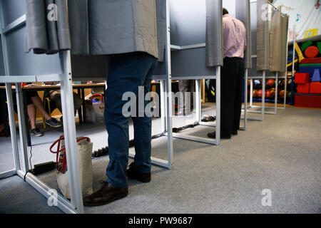 Brüssel, Belgien. 14. Oktober 2018. Die Wähler ihre Stimme abgegeben, in der Kommunalwahl im Wahllokal in Brüssel, Belgien, im Okt. 14, 2018. Alexandros Michailidis/Alamy Live News Credit: ALEXANDROS MICHAILIDIS/Alamy leben Nachrichten Stockfoto