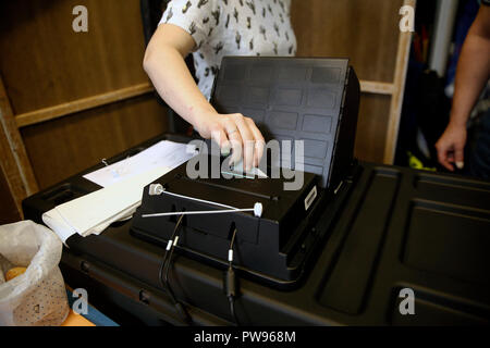 Brüssel, Belgien. 14. Oktober 2018. Die Wähler ihre Stimme abgegeben, in der Kommunalwahl im Wahllokal in Brüssel, Belgien, im Okt. 14, 2018. Alexandros Michailidis/Alamy Live News Credit: ALEXANDROS MICHAILIDIS/Alamy leben Nachrichten Stockfoto