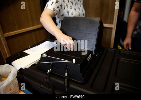 Brüssel, Belgien. 14. Oktober 2018. Die Wähler ihre Stimme abgegeben, in der Kommunalwahl im Wahllokal in Brüssel, Belgien, im Okt. 14, 2018. Alexandros Michailidis/Alamy Live News Credit: ALEXANDROS MICHAILIDIS/Alamy leben Nachrichten Stockfoto