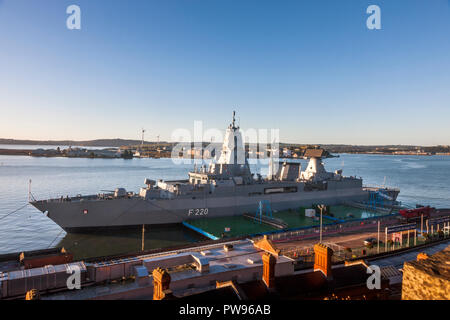 Cobh, Cork, Irland. 14. Oktober, 2018. Deutsche Lenkwaffenfregatte, Hamburg, gefesselt an das tiefe Wasser Liegeplatz bei einem Höflichkeitsbesuch Cobh, Co Cork, Irland. Quelle: David Creedon/Alamy leben Nachrichten Stockfoto