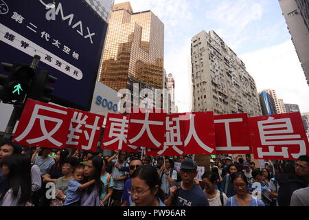 Hongkong, China. 14 Okt, 2018. März 1000 Der Bürger die Straße Darstellung großer Banner auf Chinesisch, die gegen OSTEN LANTAU künstliche Insel liest. HKSARs Entscheidung voran zu mega Projekt auf Osten Lantau, die 600 Milliarden HK-Dollar Ausgaben weg heute funkte eine Grossdemonstration drücken. Okt-14, 2018 Hong Kong. ZUMA/Liau Chung-ren Credit: Liau Chung-ren/ZUMA Draht/Alamy leben Nachrichten Stockfoto