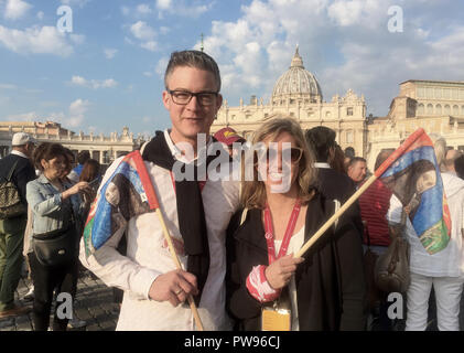 Vatikan, Vatikan. 14 Okt, 2018. Kerstin Schäfer und ihr Ehemann Sebastian aus dem Westerwald warten in St. Peter's Square für den Beginn der Zeremonie für die Heiligsprechung der Deutschen Nonne Katharina Kasper (auf die Flagge zu sehen), die in Rom auf dem Petersplatz gekommen ist. Quelle: Annette Reuther/dpa/Alamy leben Nachrichten Stockfoto