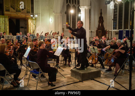 Thaxted, UK. 13. Oktober 2018. Das 100-jährige Jubiläum der Die Planeten von Gustav Holst, gespielt von der Safran Walden Symphony Orchestra im Thaxted Kirche vom 13. Oktober 2018 Die erste performamce der Planeten in eine private Leistung in Queens Hall London wurde am 29. September 1918. Gustav Holst schrieb die Planeten, eine Suite für Großes Orchester, wenn er im Thaxted North West Essex lebte während 1914-1915. Credit: Brian Harris/Alamy leben Nachrichten Stockfoto