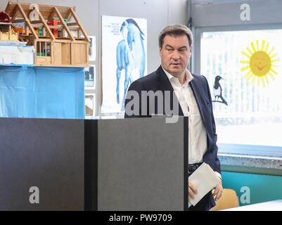 Nürnberg, Deutschland. 14 Okt, 2018. Deutsche Christliche Soziale Union Kandidaten und Bayerische Ministerpräsident Markus Soeder bereitet seine Stimme für lokalen Parlaments wahl im Wahllokal in Nürnberg zu werfen, Süddeutschland, am Okt. 14, 2018. Deutschlands südlichen Bayern begann die Abstimmung am Sonntag den lokalen Parlament Landtag shuffle. Credit: Shan Yuqi/Xinhua/Alamy leben Nachrichten Stockfoto