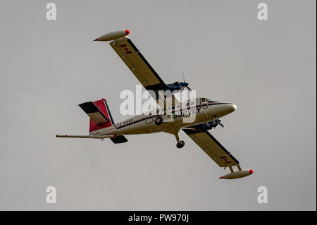 Ballydehob, West Cork, Irland. 14 Okt, 2018. De Havilland DHC -6-300 Twin Otter survery Flugzeug Registrierung C-GSGF macht einen Durchgang über Scrahanaleara zum vierten Mal heute Morgen während der geowissenschaftlichen Kartierung Programm. Das Flugzeug wird von Sander Geophysik, die in Kanada beheimatet ist. Credit: Andy Gibson/Alamy Leben Nachrichten. Stockfoto