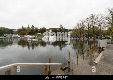 Lake Windermere Cumbria UK 14. Oktober Lake Windermere Ebene stieg um 1 Meter in 24 Stunden. Bowness Bay .2 Kreuzfahrt Stege unter Wasser - aber alle von Steamer Pier. 2 Fahrkartenschalter überflutet & Teile der Promenade. Credit: Gordon Shoosmith/Alamy leben Nachrichten Stockfoto