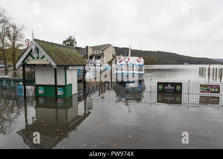 Lake Windermere Cumbria UK 14. Oktober Lake Windermere Ebene stieg um 1 Meter in 24 Stunden. Bowness Bay .2 Kreuzfahrt Stege unter Wasser - aber alle von Steamer Pier. 2 Fahrkartenschalter überflutet & Teile der Promenade. Credit: Gordon Shoosmith/Alamy leben Nachrichten Stockfoto